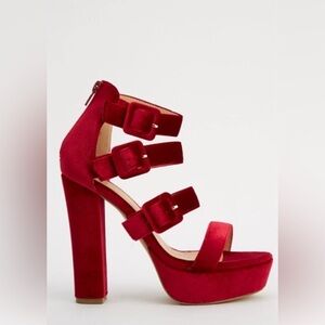 I just want to wear shoes 👠